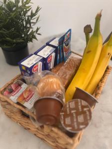 ein Korb mit Lebensmitteln und Bananen auf einem Tisch in der Unterkunft Apartamento Chic Centro in Dos Hermanas