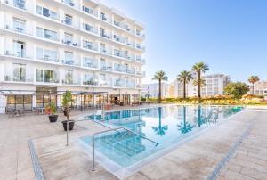 una piscina di fronte a un edificio di THB San Fermín a Benalmádena