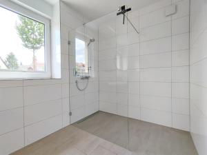 bagno bianco con doccia e finestra di CityVibe Apartment für bis zu 4 a Erlangen