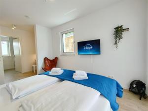 una camera da letto con un grande letto con due asciugamani di CityVibe Apartment für bis zu 4 a Erlangen