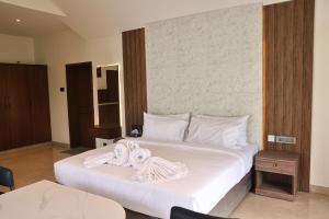 เตียงในห้องที่ MStays ECR by Mirabilis Hotel