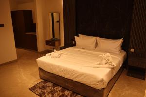 เตียงในห้องที่ MStays ECR by Mirabilis Hotel