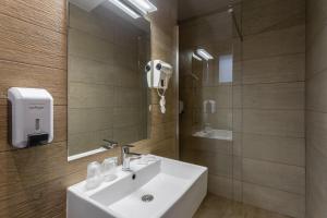 bagno con lavandino e doccia di GENESIS by Eden a Predeal