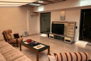 TV i/ili zabavni centar u objektu Big quiet Villa with garden and pool