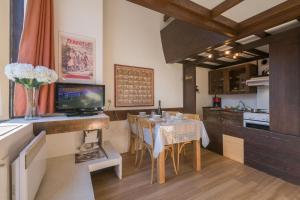 una cucina e una sala da pranzo con tavolo e sala da pranzo di Résidence Grand Roc - Campanules 415 - Happy Rentals a Chamonix-Mont-Blanc