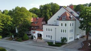 eine Luftansicht eines weißen Hauses in der Unterkunft Weltemühle Hotel by Miri's Dresden in Dresden