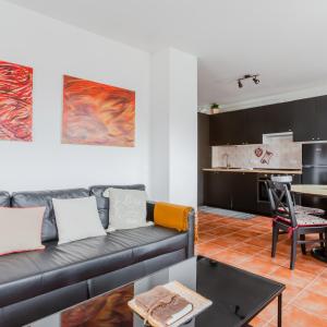 a living room with a couch and a kitchen at Lioda Roccia in Masariè