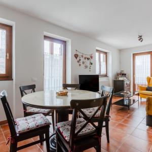 a living room with a table and chairs at Lioda Roccia in Masariè