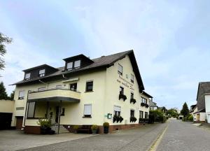 コッヘムにあるGästehaus "Am weißen Stein"の黒屋根の白い建物