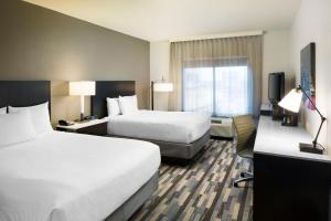 Un pat sau paturi într-o cameră la Hyatt House Charlotte Center City