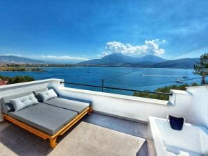 uma varanda com uma cama e vista para um lago em Ece Hotel Sovalye Island em Fethiye