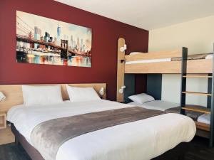 Hotel Wood Inn Bordeaux Aéroport tesisinde bir odada yatak veya yataklar