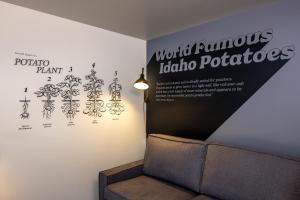 um quarto com uma placa de planta e um sofá em The SPARROW em Boise