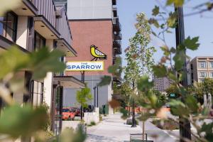 um sinal para o corredor estelar num edifício numa rua em The SPARROW em Boise