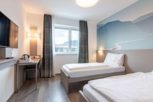 Best Western Hotel Kiefersfelden tesisinde bir odada yatak veya yataklar