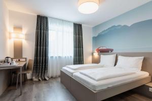 Best Western Hotel Kiefersfelden tesisinde bir odada yatak veya yataklar