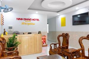 Ninh Giang Hotel في فنغ تاو: غرفة انتظار في فندق عصابة هندية