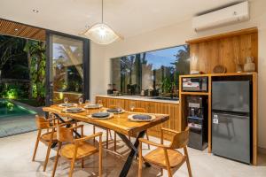 Una cocina o kitchenette en PROMO - Brand NEW Villa - 3BDR - Huge Pool - Ubud