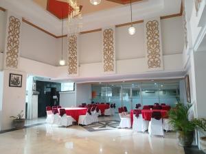 Area tempat duduk di Nirmala Hotel & Convention Centre