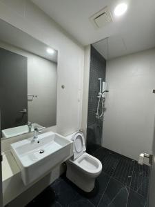 Kamar mandi di Cozy Comfort- Beacon Executives Suite