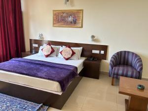 Giường trong phòng chung tại Couple friendly Deluxe Rooms Kasauli Hills Kumarhatti