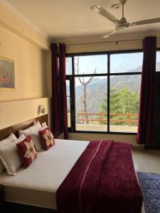 Giường trong phòng chung tại Couple friendly Deluxe Rooms Kasauli Hills Kumarhatti