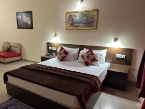 Giường trong phòng chung tại Couple friendly Deluxe Rooms Kasauli Hills Kumarhatti