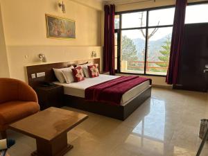 Giường trong phòng chung tại Couple friendly Deluxe Rooms Kasauli Hills Kumarhatti