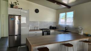 A kitchen or kitchenette at Aumaru Holiday Home