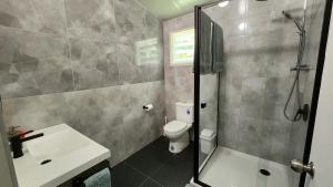 A bathroom at Aumaru Holiday Home