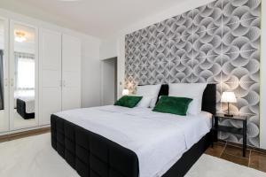 מיטה או מיטות בחדר ב-Highlife Apartment One Wiesbaden Wilhelmstraße