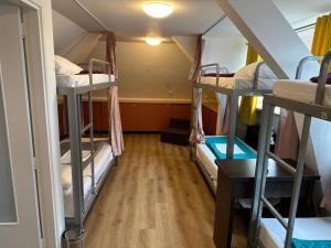 Room Mate Hostel Amsterdam Zaandam房間的床