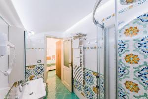 uma casa de banho com um WC e um lavatório em B&B IL CORTILE em Ravello