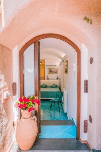 uma porta para um quarto com um vaso com flores em B&B IL CORTILE em Ravello