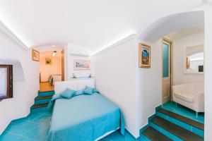 um quarto com uma cama azul num quarto em B&B IL CORTILE em Ravello