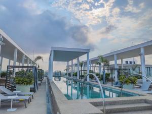 un hôtel avec une piscine et un complexe dans l'établissement Hotel Mio Riviera Nayarit Unique & Different Adults Only, à Nuevo Vallarta