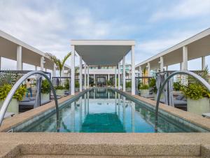 - une piscine au milieu d'un bâtiment dans l'établissement Hotel Mio Riviera Nayarit Unique & Different Adults Only, à Nuevo Vallarta