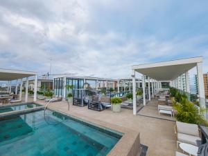 une piscine sur le toit d'un bâtiment dans l'établissement Hotel Mio Riviera Nayarit Unique & Different Adults Only, à Nuevo Vallarta