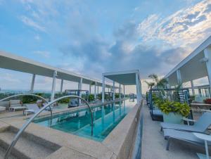 une piscine sur le toit d'un bâtiment dans l'établissement Hotel Mio Riviera Nayarit Unique & Different Adults Only, à Nuevo Vallarta