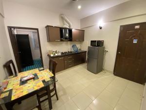 2 Bedroom Apartment in DHA में रसोई है