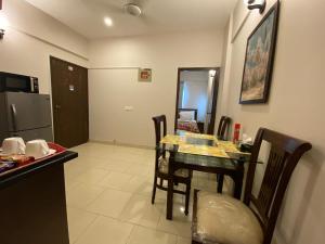 2 Bedroom Apartment in DHA में रसोई है