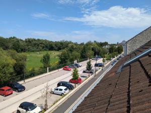 ulica z samochodami zaparkowanymi na parkingu w obiekcie Chantilly sous les toits w mieście Chantilly