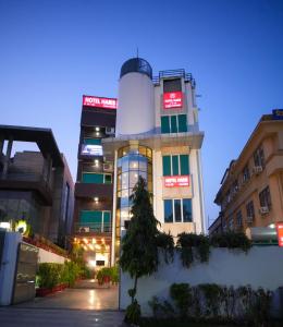 Hotel Haris MG Road Gurugram في جورجاون: مبنى عليه برج