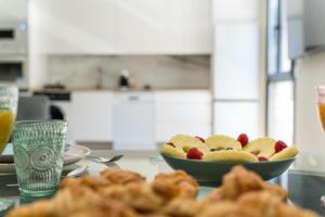 a bowl of fruit on a table in a kitchen at Acogedor Refugio con Terraza in Alcalá de Henares