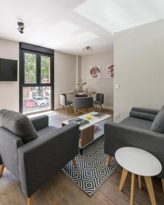 a living room with two couches and a table at Acogedor Refugio con Terraza in Alcalá de Henares