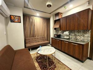 A cozinha ou cozinha compacta de Splendid 1Bed Apt In Bahria Town