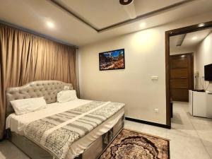 Cama ou camas em um quarto em Splendid 1Bed Apt In Bahria Town