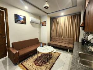 Uma área de estar em Splendid 1Bed Apt In Bahria Town