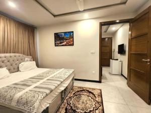 Cama ou camas em um quarto em Splendid 1Bed Apt In Bahria Town