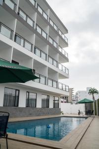 un hotel con piscina frente a un edificio en Manta Surf Hotel, en Manta